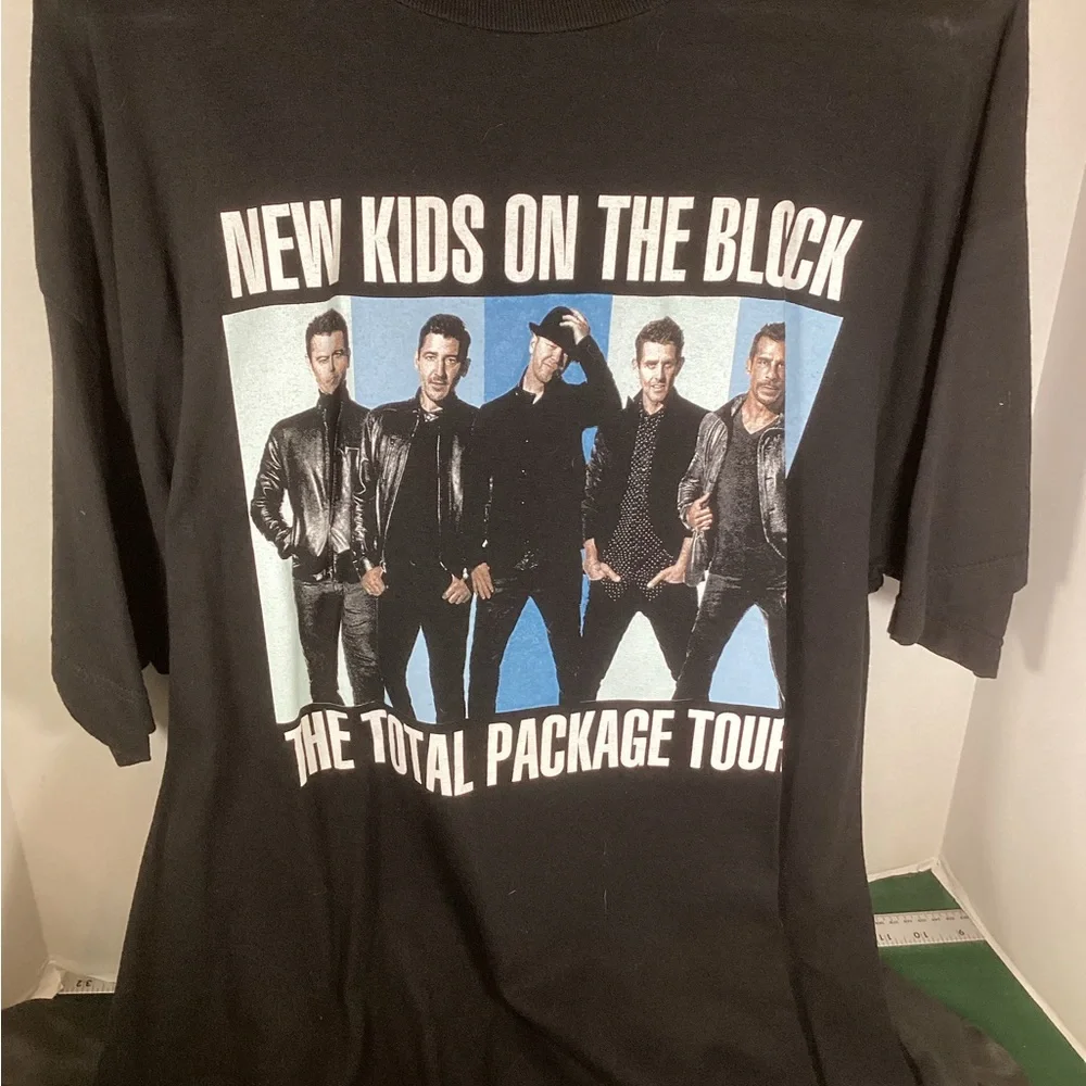 New Kids on the Block Official 2017 Size Extra Large Concert Shirt. - Picture 1 of 2